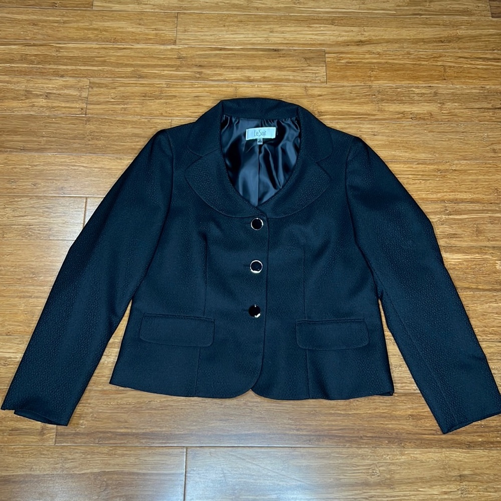 Le Suit Black Short Blazer with Rounded Collar